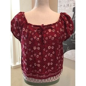 🌹❤️Super cute, vintage top with unique beading.😊